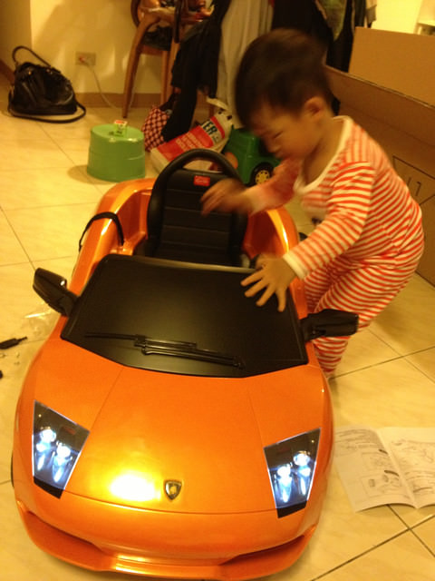 [育兒]瘋狂賽車手~米寶的第一台小跑車。Lamborghini LP640 藍寶堅尼電動車