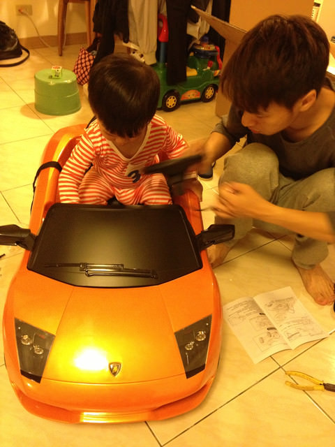 [育兒]瘋狂賽車手~米寶的第一台小跑車。Lamborghini LP640 藍寶堅尼電動車