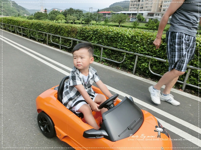 [育兒]瘋狂賽車手~米寶的第一台小跑車。Lamborghini LP640 藍寶堅尼電動車