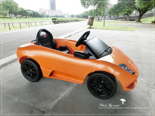 [育兒]瘋狂賽車手~米寶的第一台小跑車。Lamborghini LP640 藍寶堅尼電動車