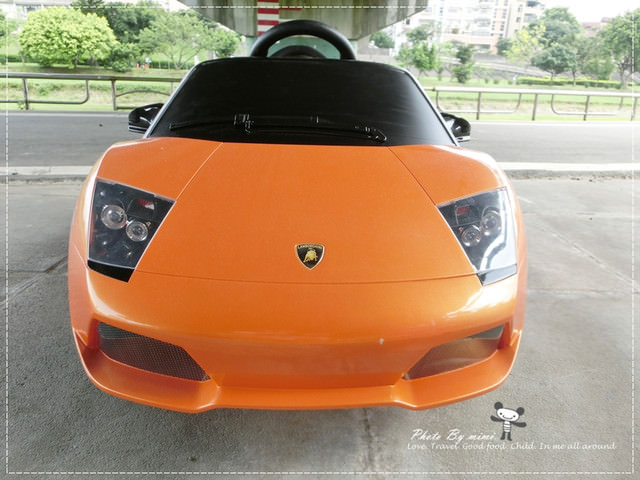 [育兒]瘋狂賽車手~米寶的第一台小跑車。Lamborghini LP640 藍寶堅尼電動車