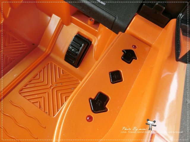 [育兒]瘋狂賽車手~米寶的第一台小跑車。Lamborghini LP640 藍寶堅尼電動車