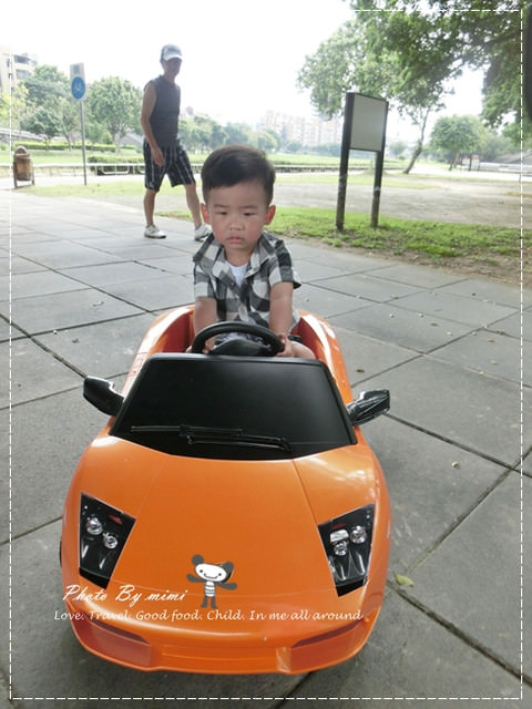 [育兒]瘋狂賽車手~米寶的第一台小跑車。Lamborghini LP640 藍寶堅尼電動車