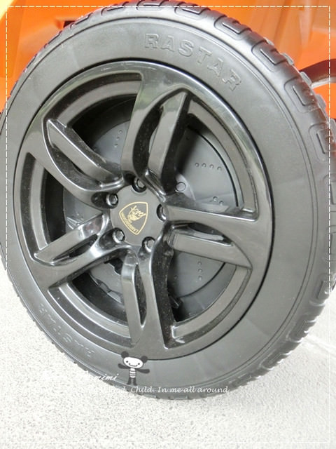 [育兒]瘋狂賽車手~米寶的第一台小跑車。Lamborghini LP640 藍寶堅尼電動車