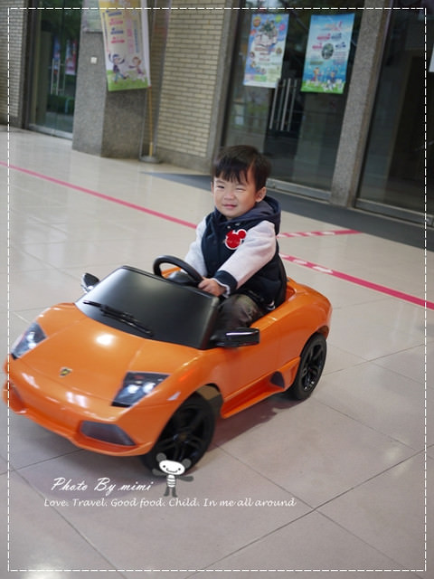 [育兒]瘋狂賽車手~米寶的第一台小跑車。Lamborghini LP640 藍寶堅尼電動車