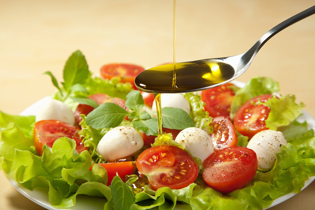 salad-with-olive-oil-(high-resolution).jpg