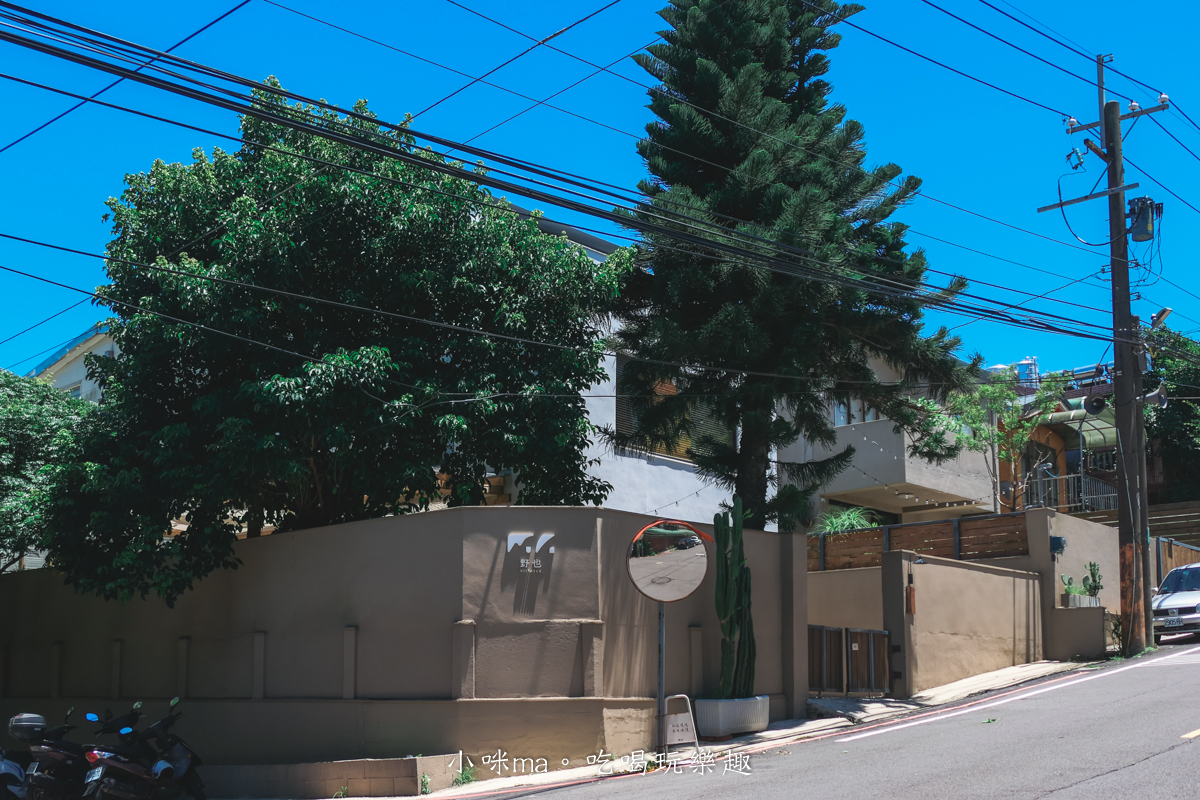 【桃園楊梅美食】野也 kissaten|藏在半山腰奶茶色系老宅咖啡廳、三隻巨型犬陪你喝咖啡,美到像在國外度假 - 第2張圖