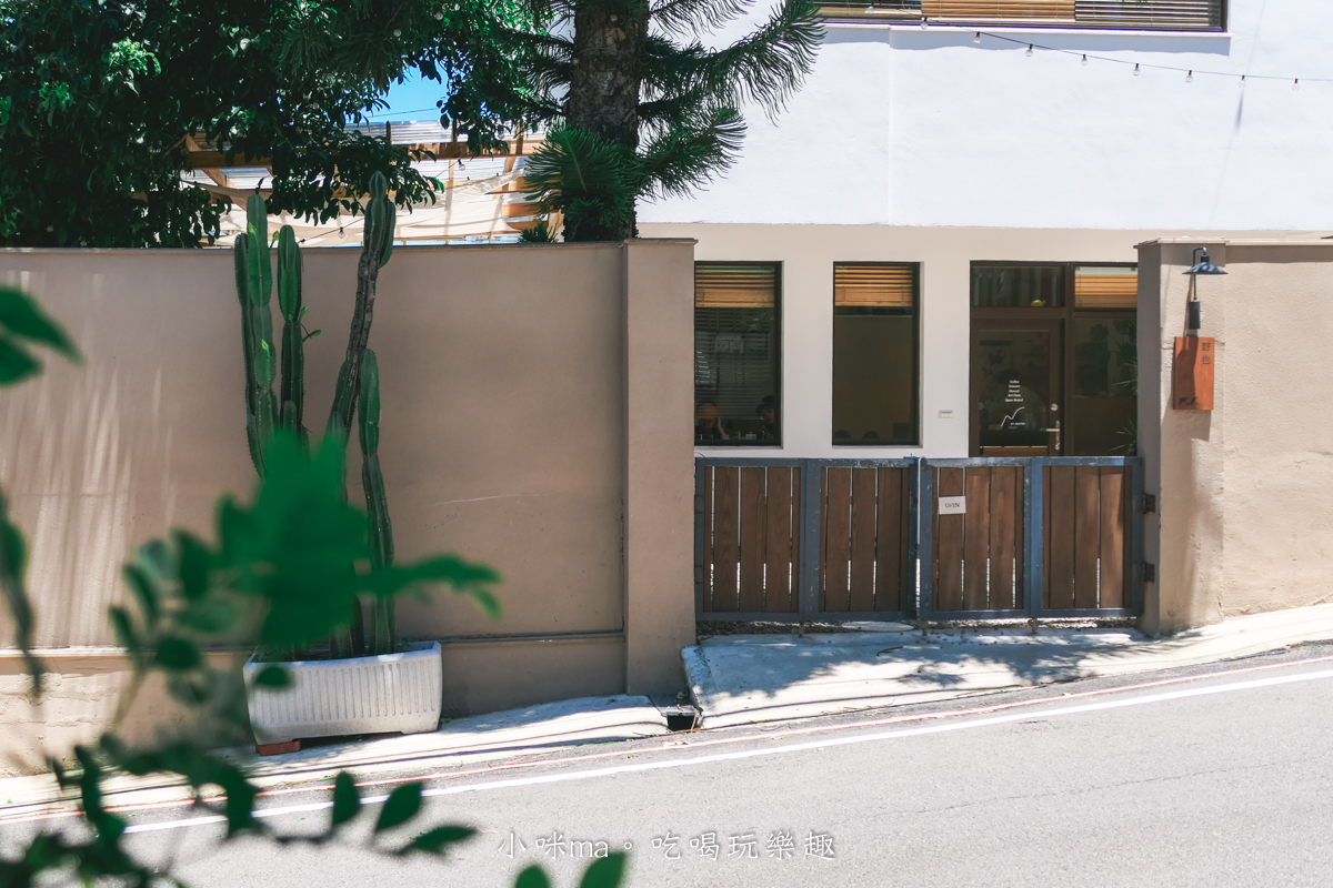 【桃園楊梅美食】野也 kissaten|藏在半山腰奶茶色系老宅咖啡廳、三隻巨型犬陪你喝咖啡,美到像在國外度假 - 第3張圖