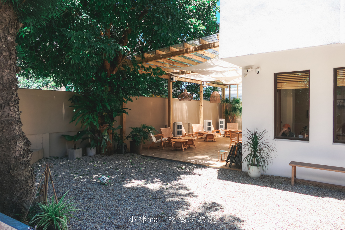 【桃園楊梅美食】野也 kissaten|藏在半山腰奶茶色系老宅咖啡廳、三隻巨型犬陪你喝咖啡,美到像在國外度假 - 第5張圖