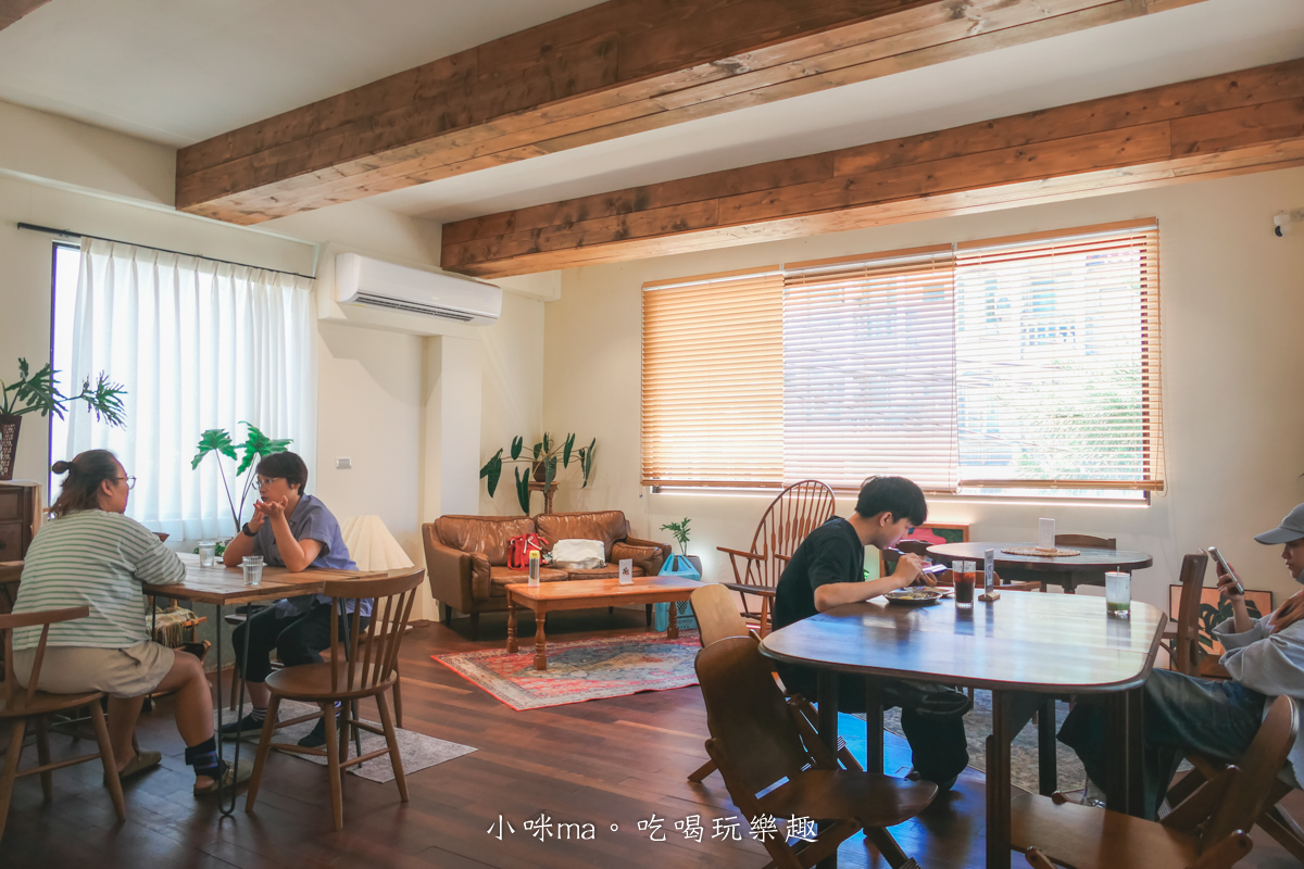【桃園楊梅美食】野也 kissaten|藏在半山腰奶茶色系老宅咖啡廳、三隻巨型犬陪你喝咖啡,美到像在國外度假 - 第12張圖