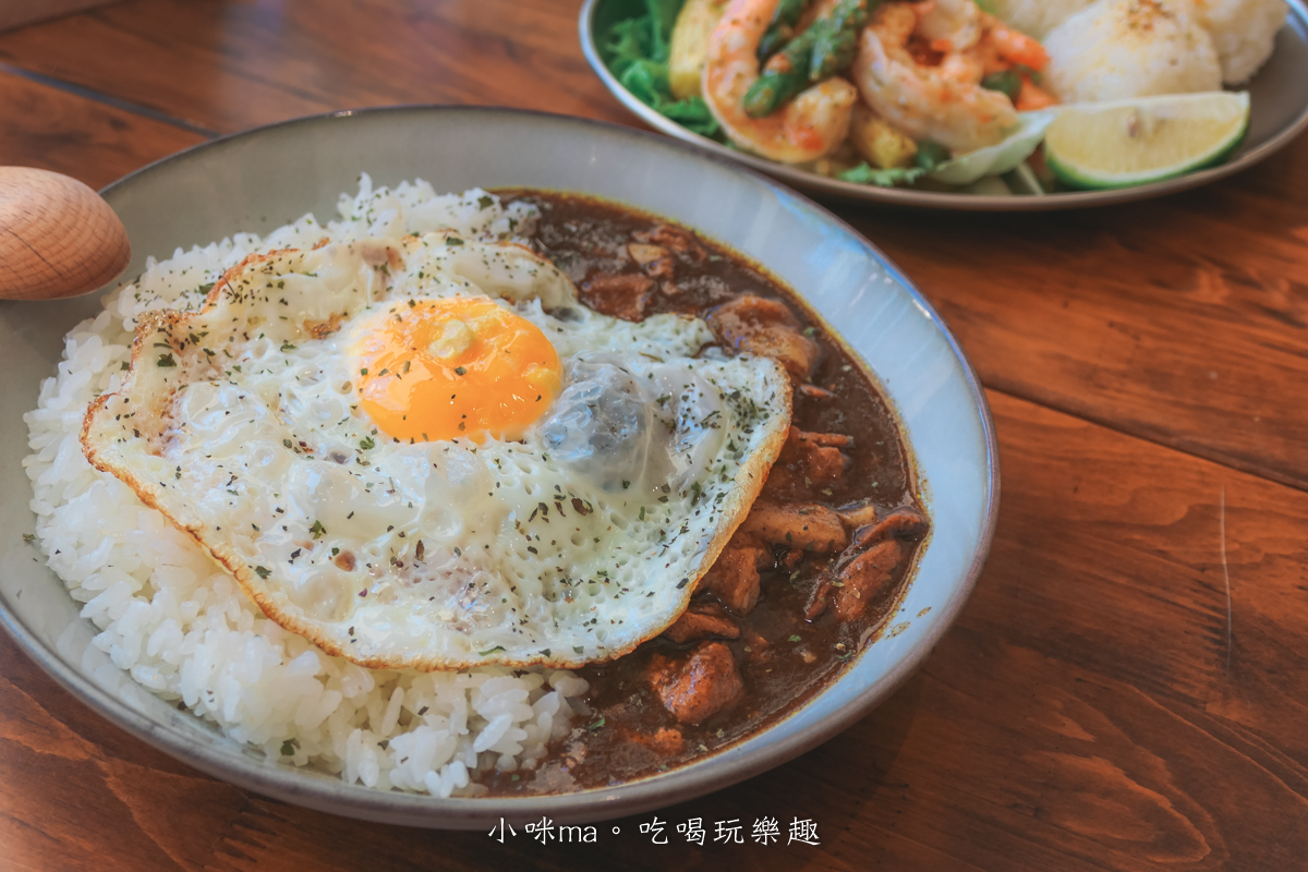 【桃園楊梅美食】野也 kissaten|藏在半山腰奶茶色系老宅咖啡廳、三隻巨型犬陪你喝咖啡,美到像在國外度假 - 第17張圖