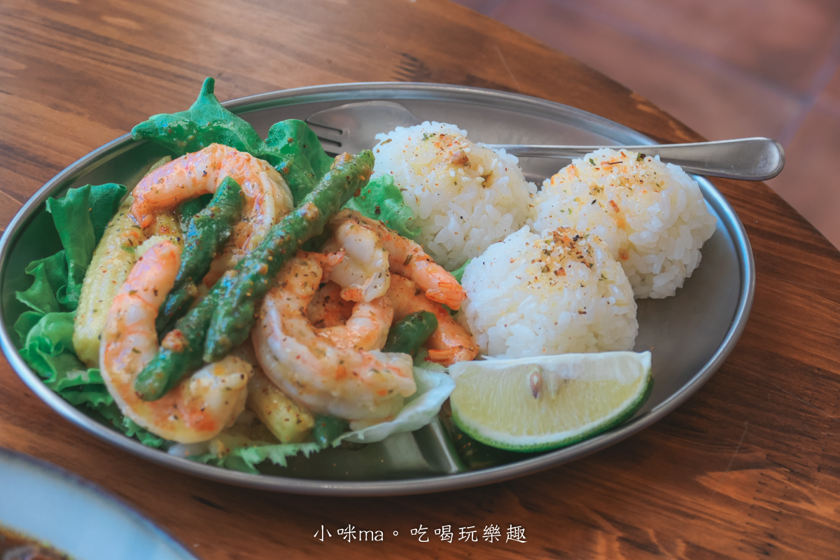 【桃園楊梅美食】野也 kissaten|藏在半山腰奶茶色系老宅咖啡廳、三隻巨型犬陪你喝咖啡,美到像在國外度假 - 第19張圖