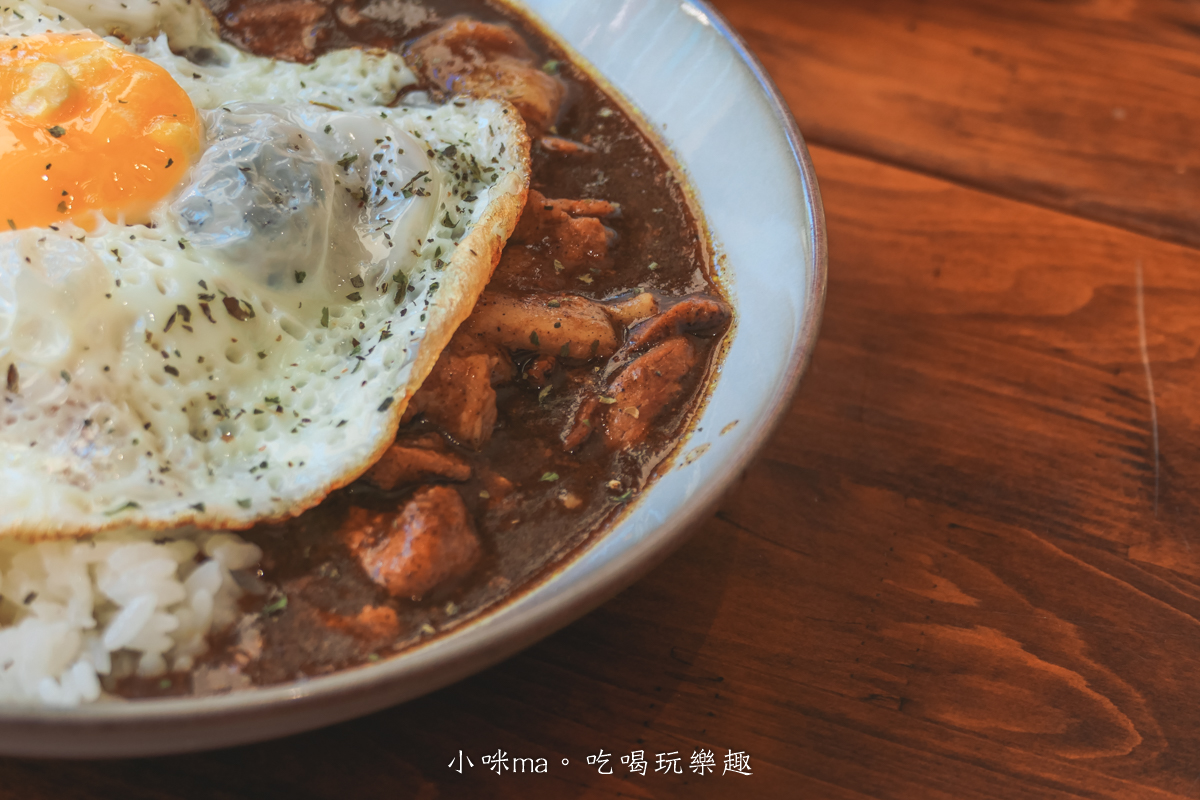 【桃園楊梅美食】野也 kissaten|藏在半山腰奶茶色系老宅咖啡廳、三隻巨型犬陪你喝咖啡,美到像在國外度假 - 第18張圖