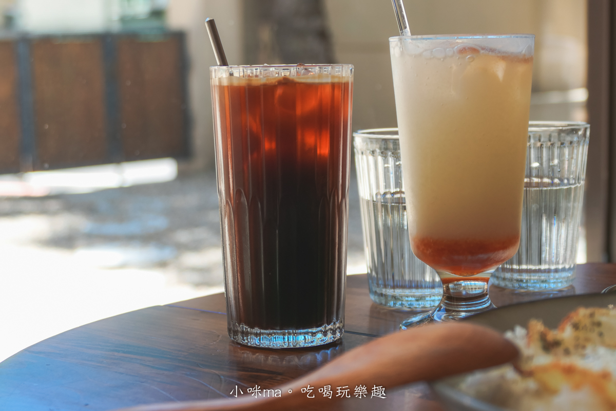 【桃園楊梅美食】野也 kissaten|藏在半山腰奶茶色系老宅咖啡廳、三隻巨型犬陪你喝咖啡,美到像在國外度假 - 第22張圖
