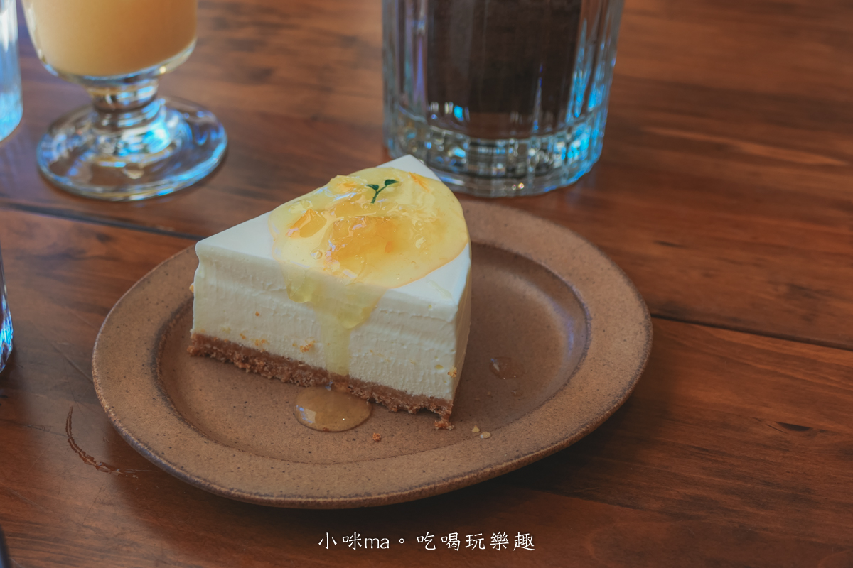 【桃園楊梅美食】野也 kissaten|藏在半山腰奶茶色系老宅咖啡廳、三隻巨型犬陪你喝咖啡,美到像在國外度假 - 第23張圖