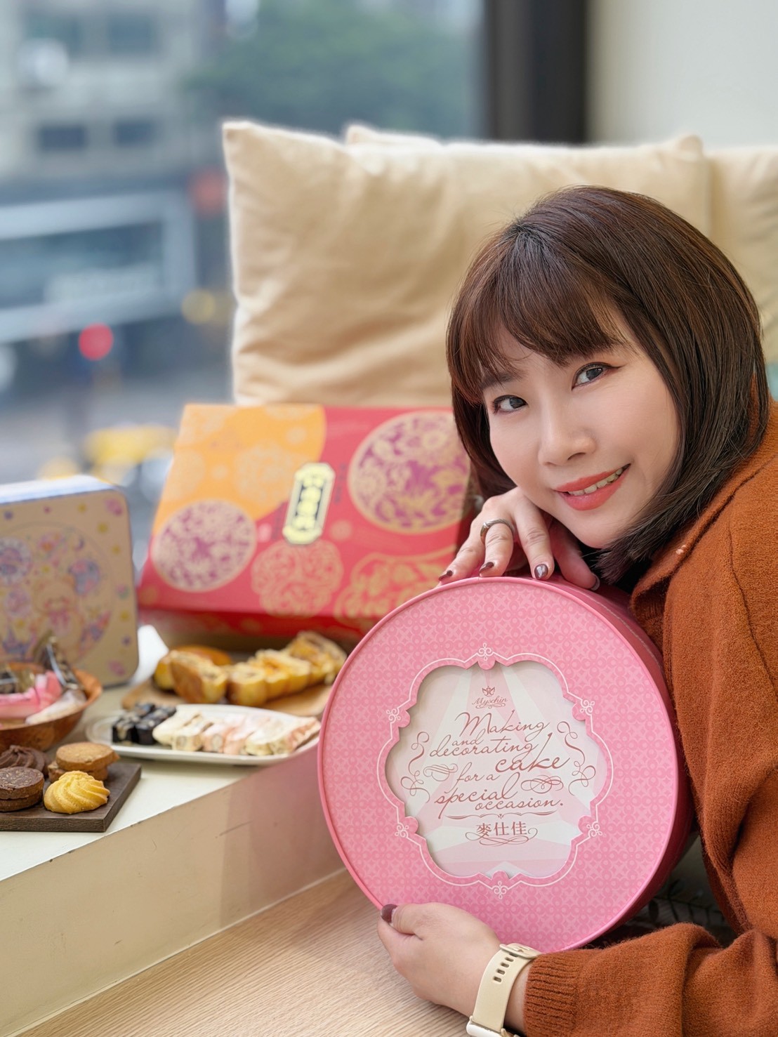 【2026 年節禮盒推薦】麥仕佳新春禮盒開箱｜去年送過被狂讚，今年我又回購！干貝肉圓酥、富貴禮盒、曲奇鐵盒完整開箱